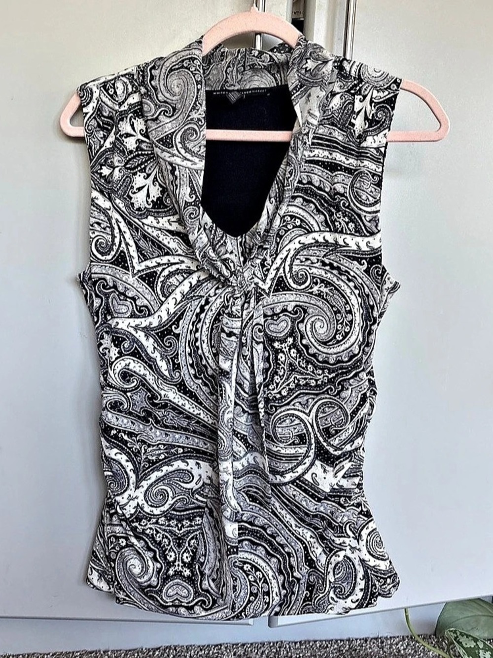 White House Black Market Paisley Sleeveless Blouse in Black & White Size Medium